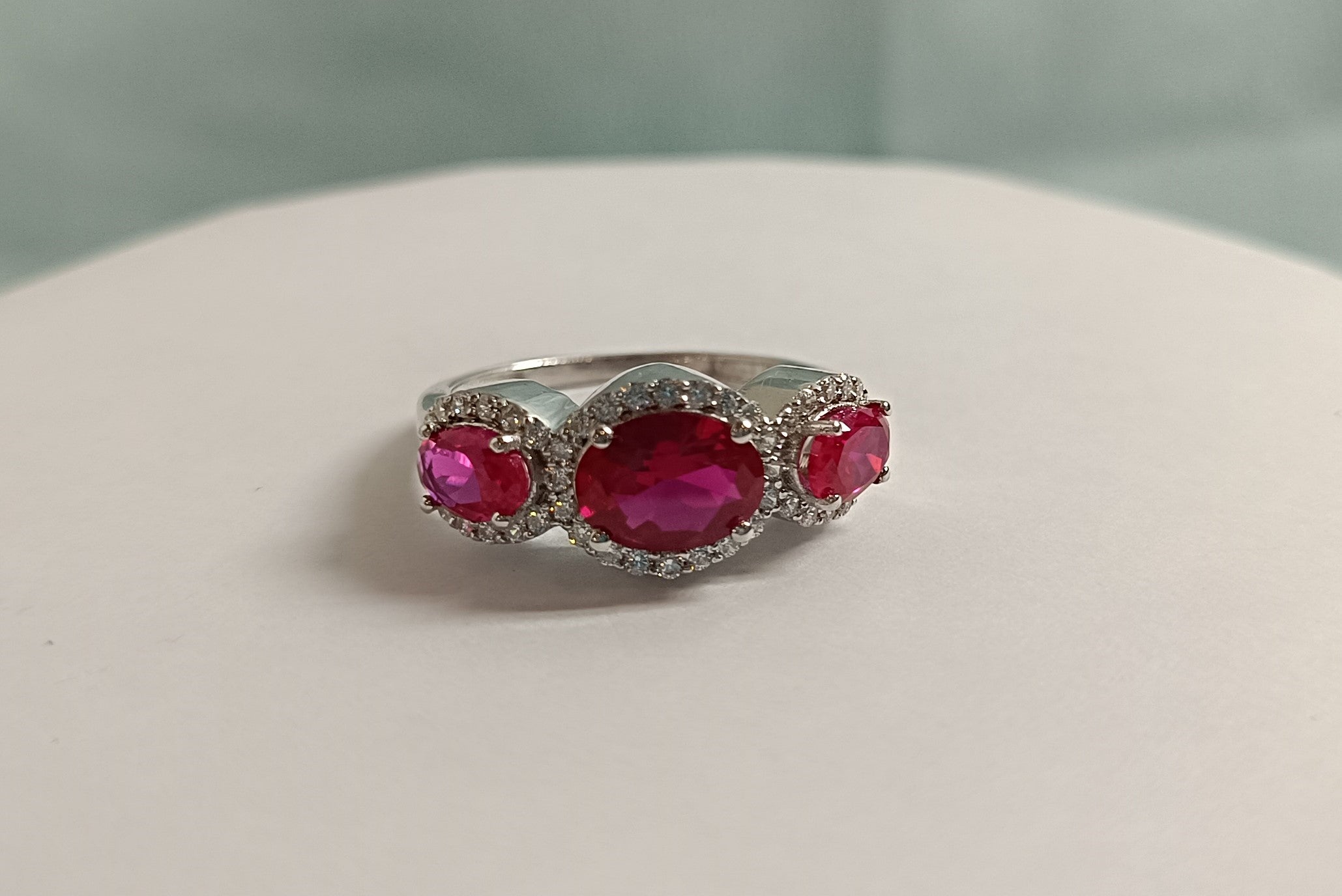 RKC ओव्हल कट गुलाबी रुबी जेमस्टोन वेडिंग रिंग 925 चांदीचे दागिने 14K व्हाइट गोल्ड प्लेटेड Wt 3.40 gm रुंदी 1.70 MM