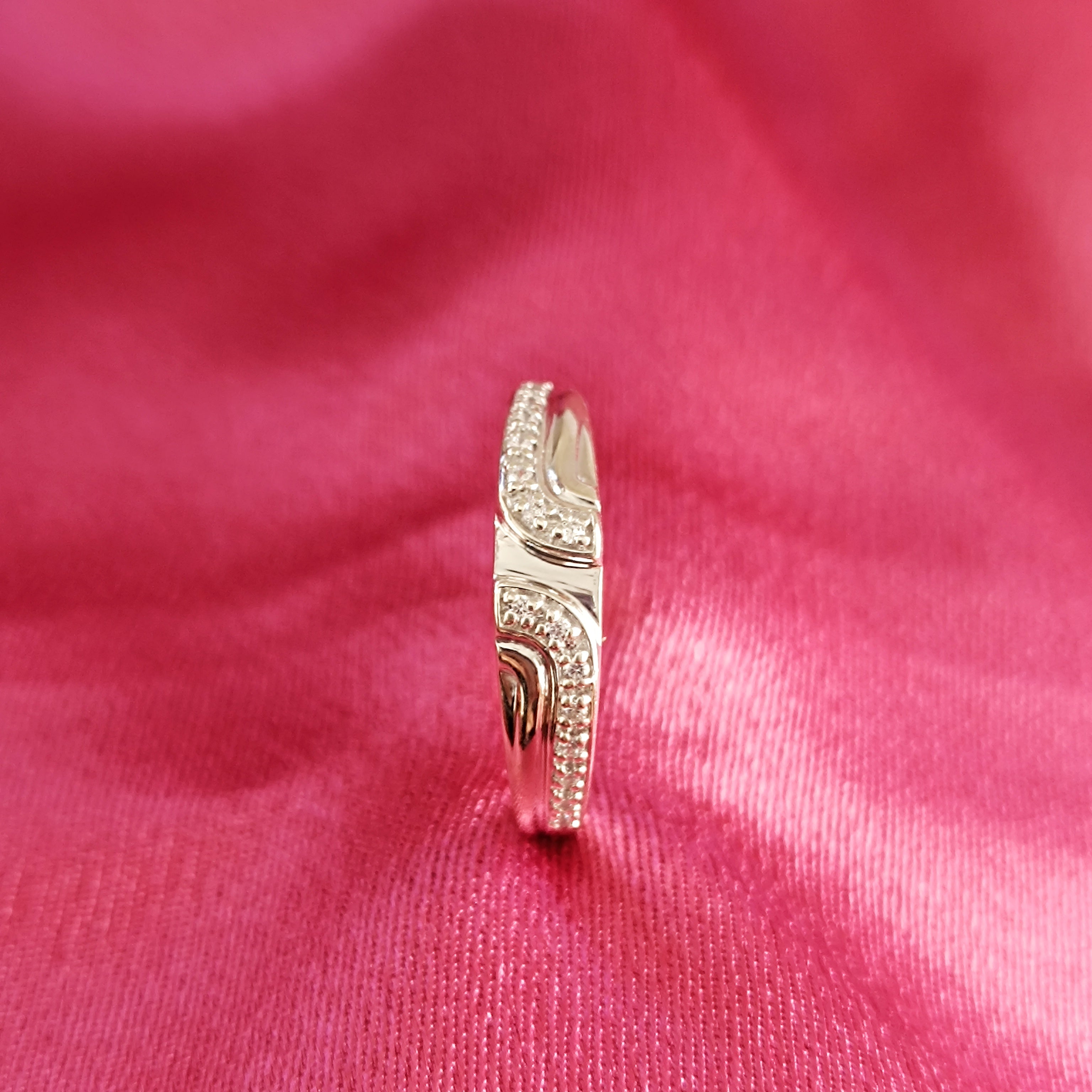 RKC Bague de fiançailles en moissanite ronde en argent sterling 925 plaqué or blanc 14 carats Poids 2,6 g Largeur 1,5 mm